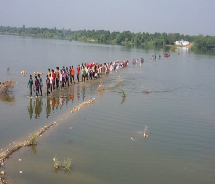 dead bodies to reach crematorium have to cross the river