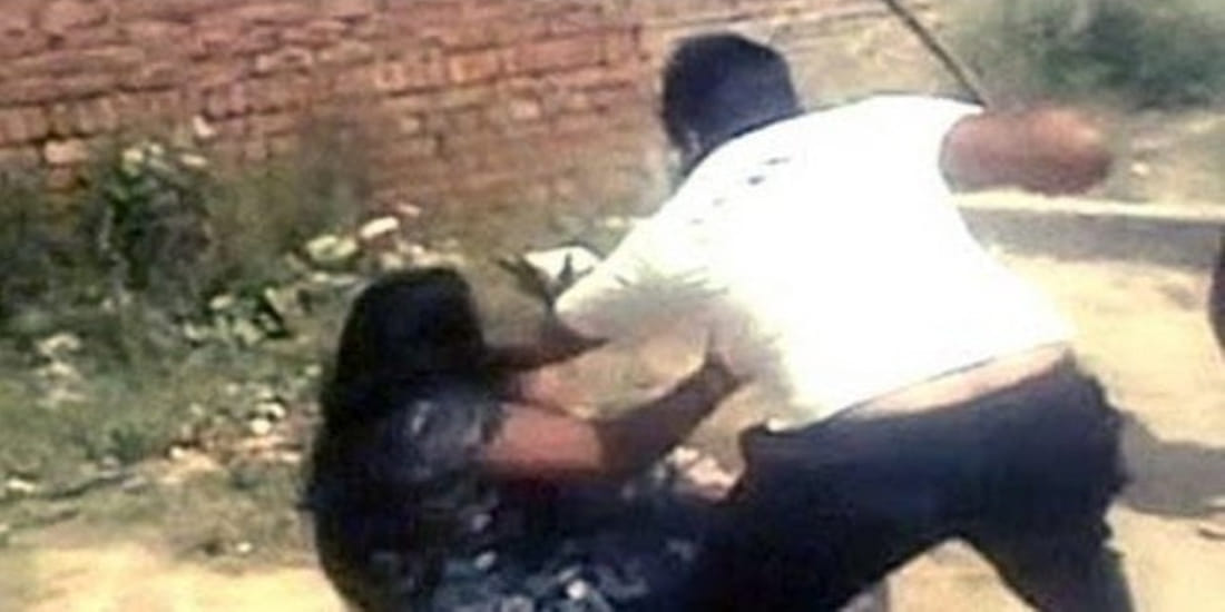 woman beaten by goons only for three rupees