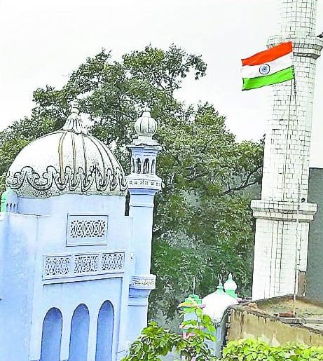 Flag hoisted at Idgah in Khekda