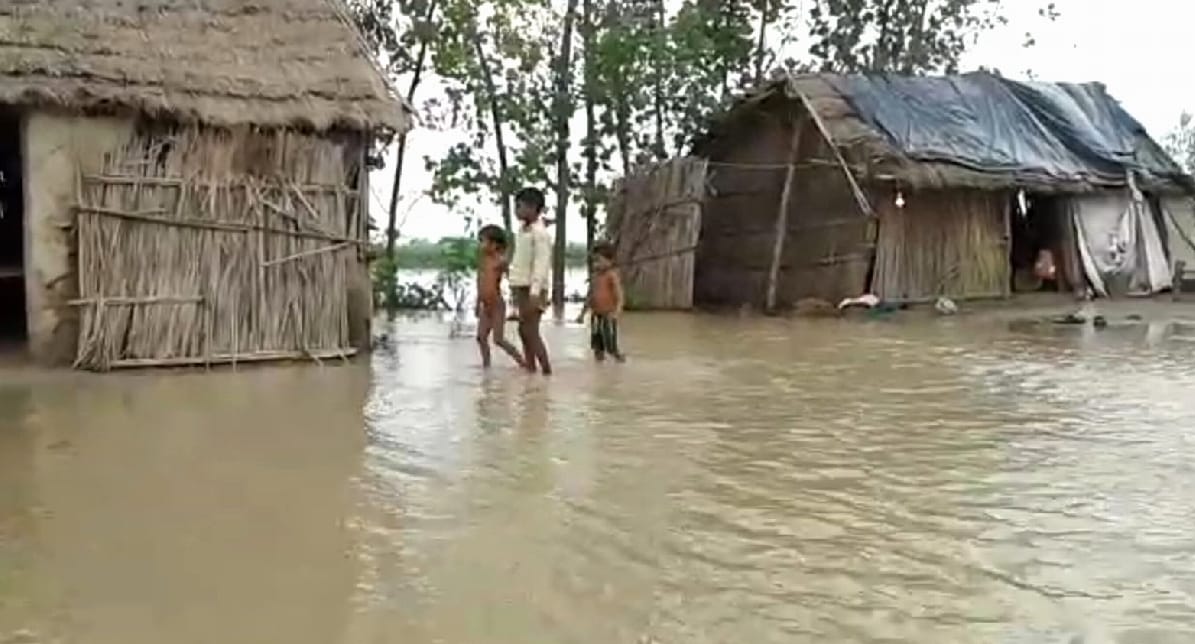 photos of flood in villages due to Embankment broke in haridwar 