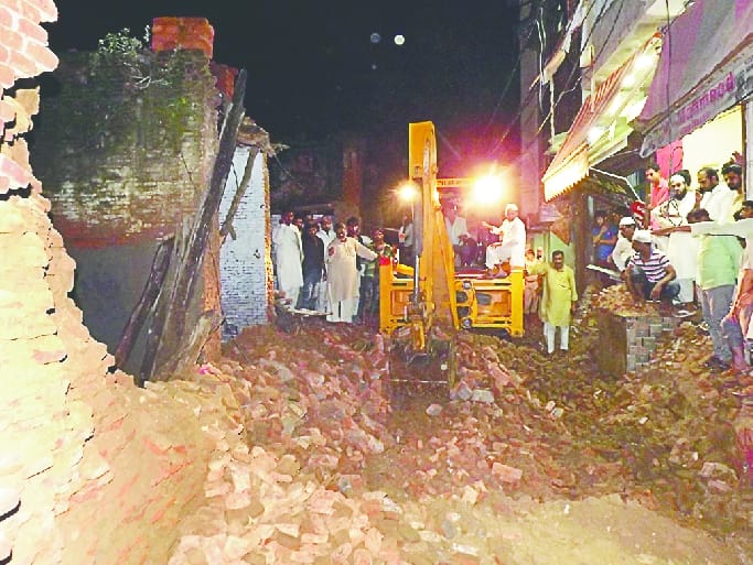 Three dead, overcrowded in rubble