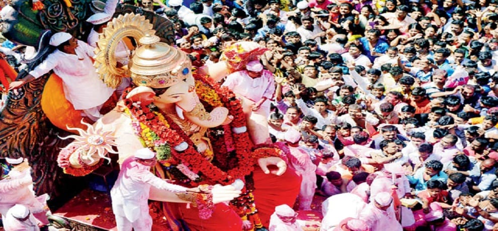 Gang steal mobile phones at Lalbaugcha Raja's pandal in mumbai busted 