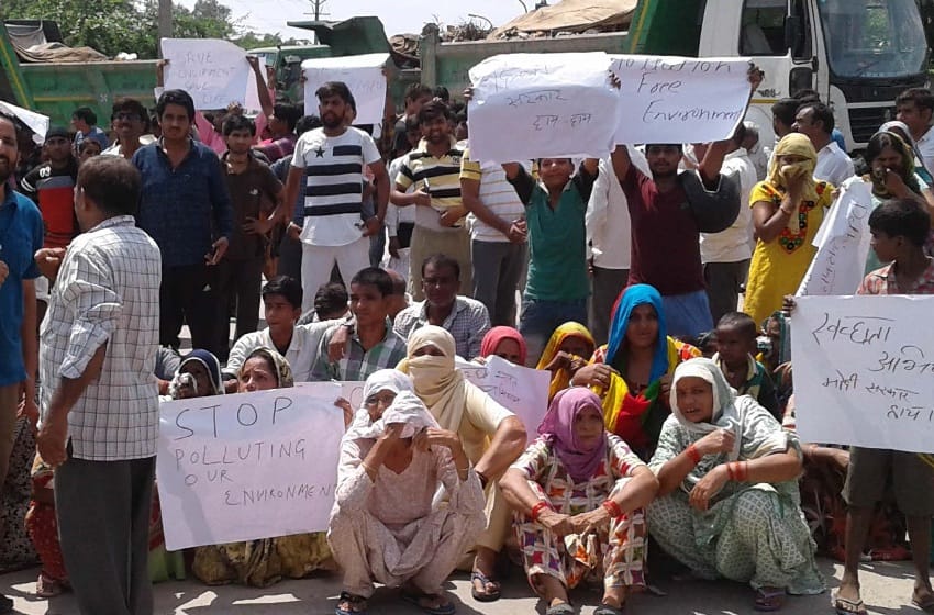  people protest against NDMC for garbage dumping
