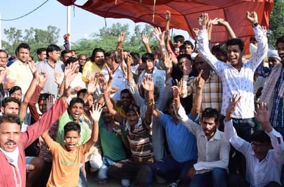  people protest against NDMC for garbage dumping