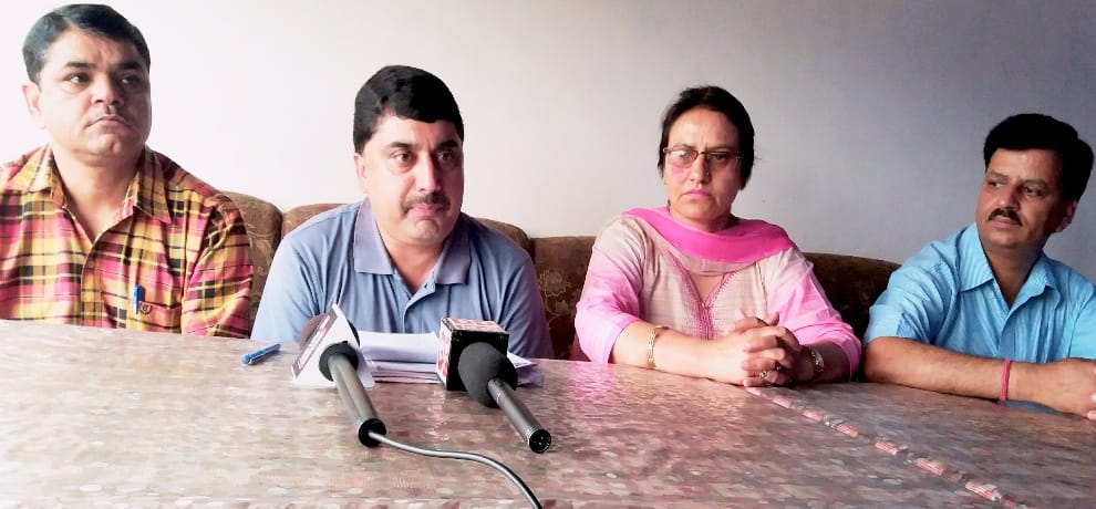 himachal pradesh karamchari parisangh allegations over ias officers
