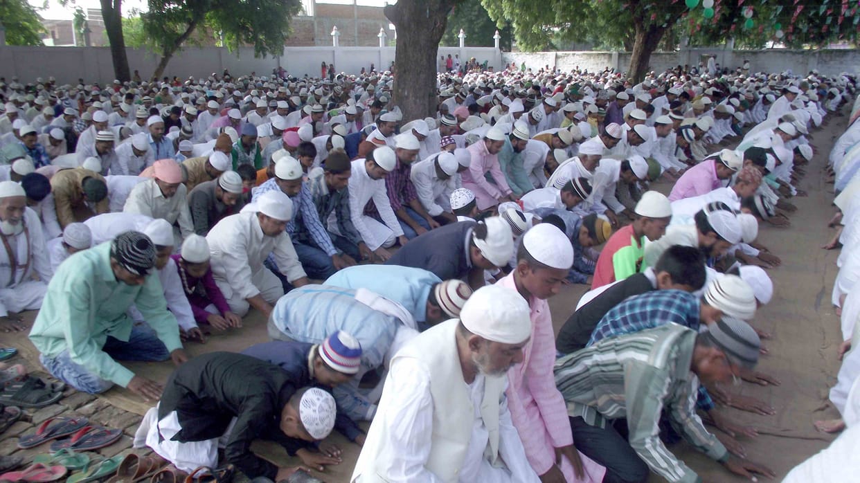 इबादत कर मांगी अमन की दुआ