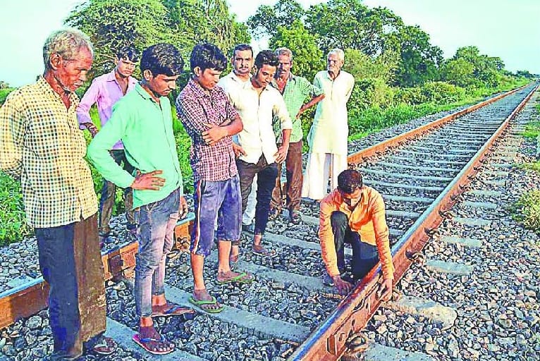 मिट्टी कटान के कारण कमजोर हुआ रेलवे ट्रैक