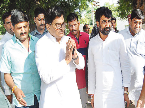 Ram Gopal yadav visited to former MP/MLA Pradeep Yadav, criticized Yogi government