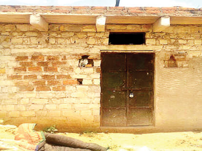 It's strange weird! People are roaming between police and dacoits