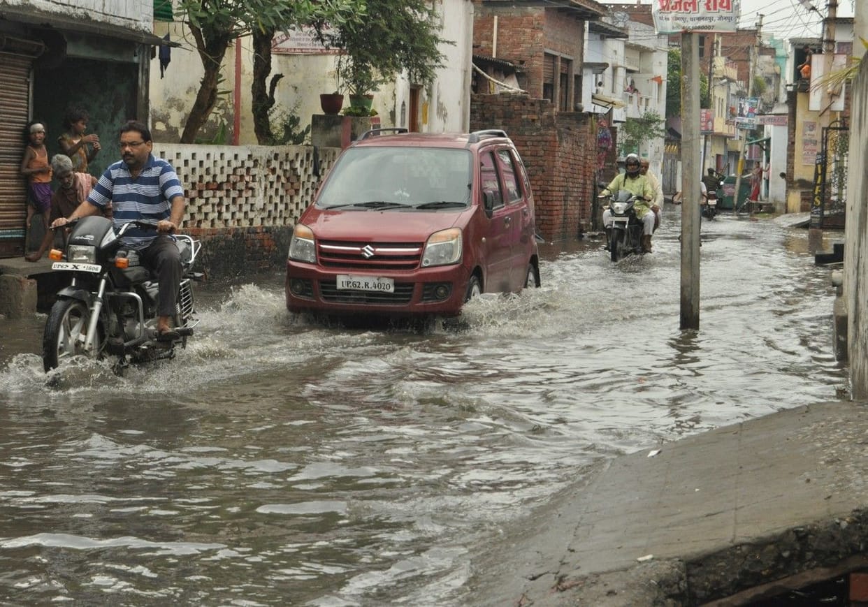 बारिश में चलने लायक नहीं रहती सड़कें,लोग होते हैं परेशान