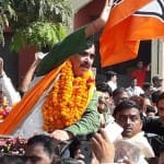 कार्यकर्ताओं का अभिवादन करते डॉ महेंद्र