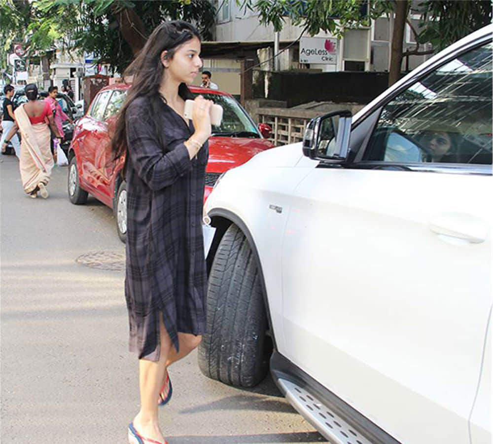 shah rukh khan daughter Suhana Khan can look so charming in shirt dress and slippers