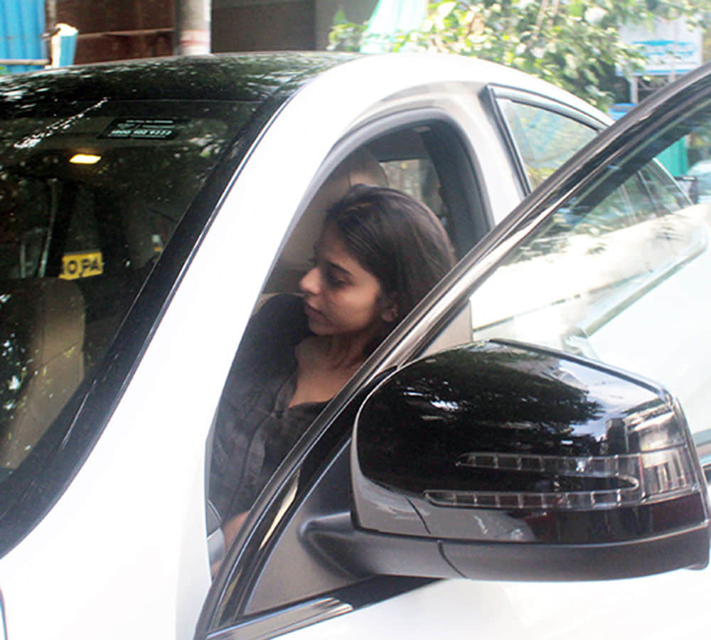 shah rukh khan daughter Suhana Khan can look so charming in shirt dress and slippers
