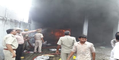 There was a fierce fire in the factory, 20 trains arrived from Ghaziabad, Noida, Baghpat