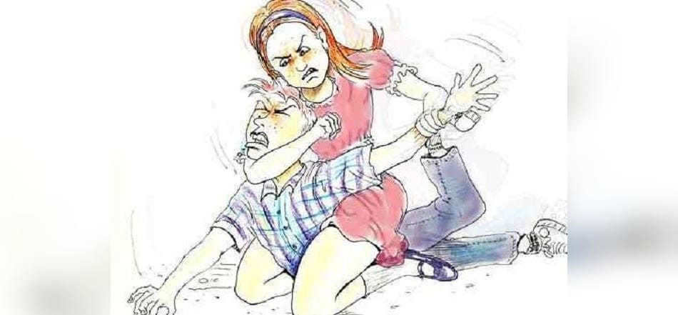छात्राओं ने दिखाई दिलेरी, मनचले को खूब धुना
