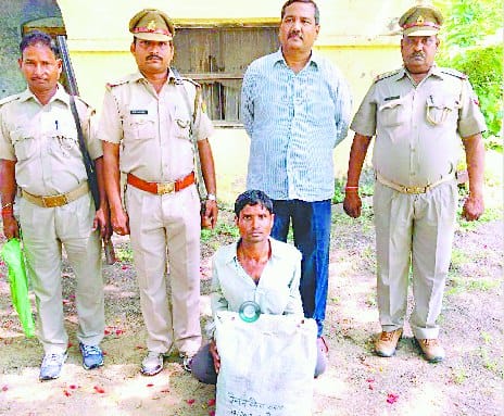 पार्क संरक्षित जोन में  एक शिकारी दबोचा, पांच फरार