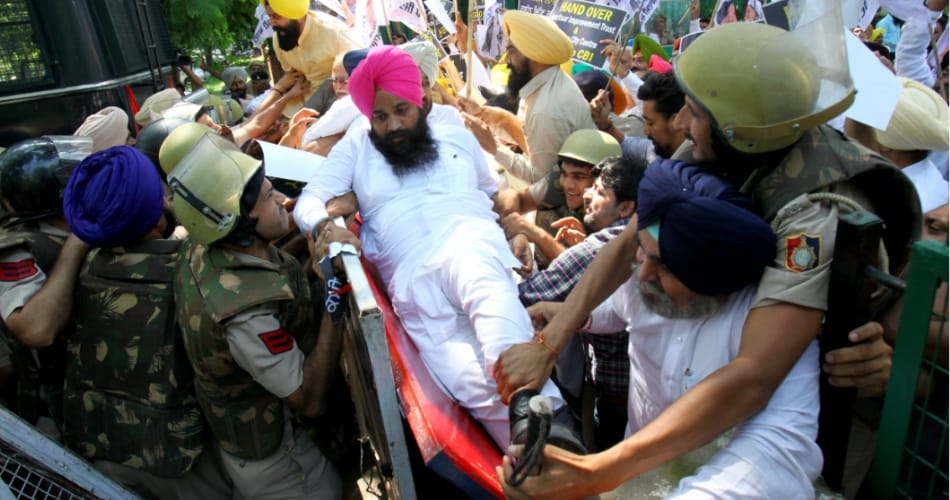 AAP MLAs detained while on their way to CM house to protest