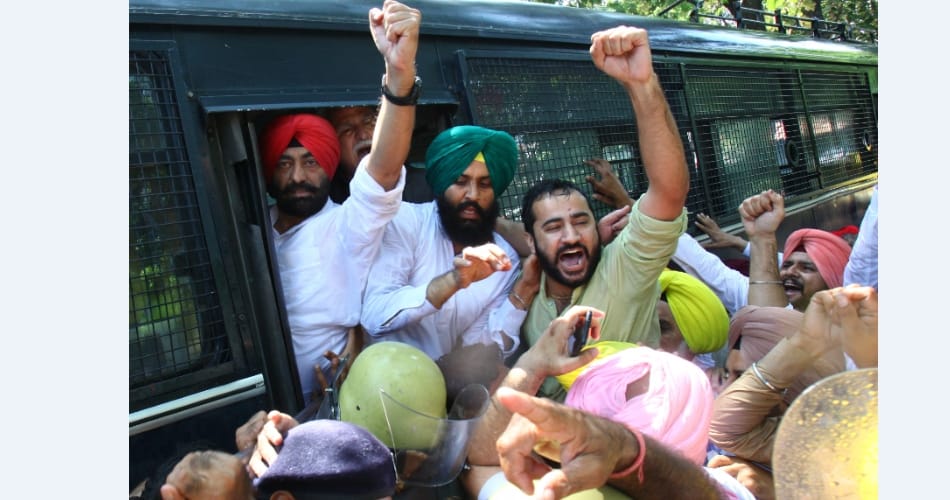 AAP MLAs detained while on their way to CM house to protest