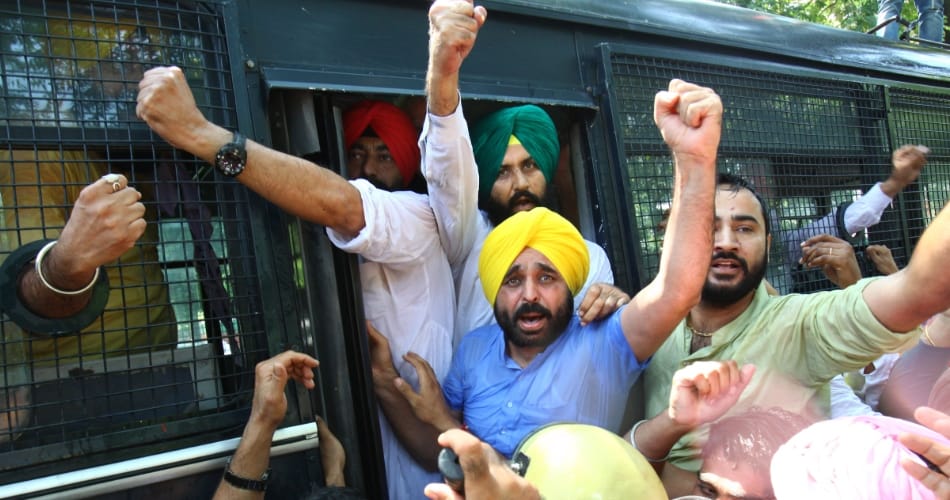 AAP MLAs detained while on their way to CM house to protest