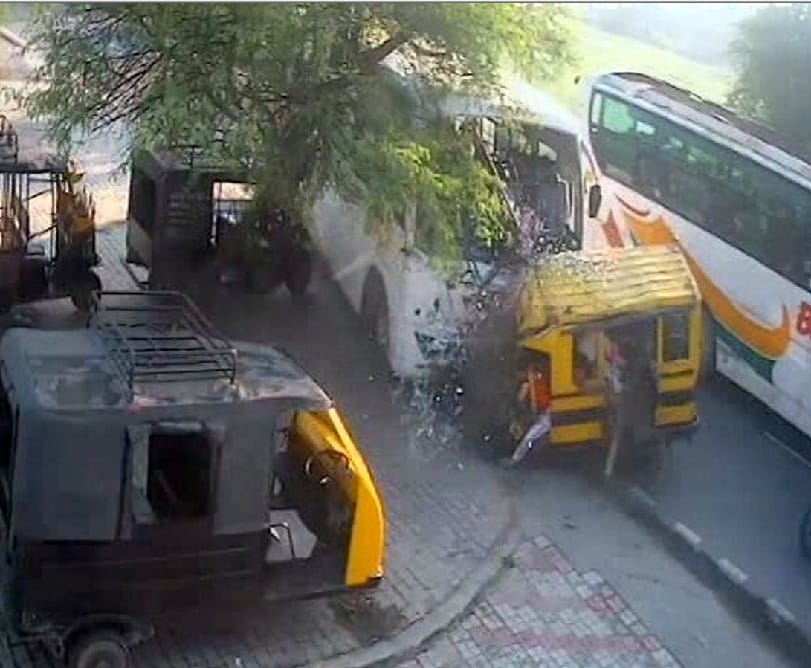 Exclusive photos of  bus and tempo accident in kashipur
