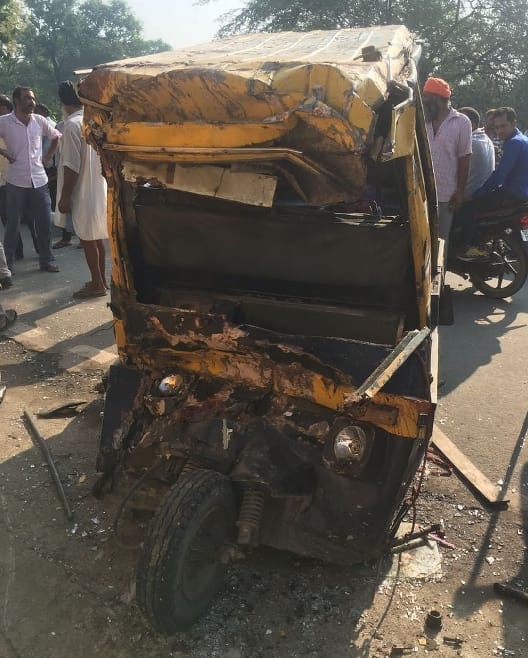 Exclusive photos of  bus and tempo accident in kashipur
