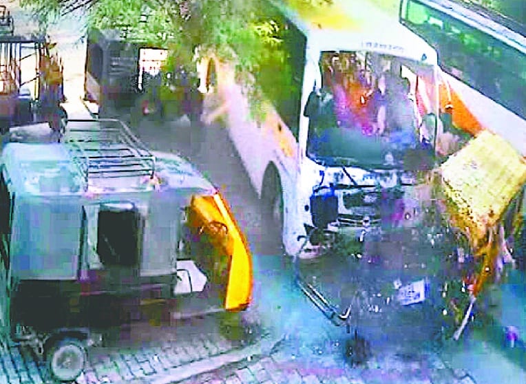 Uncontrollable bus collides with tempo filled with school children, driver dies
