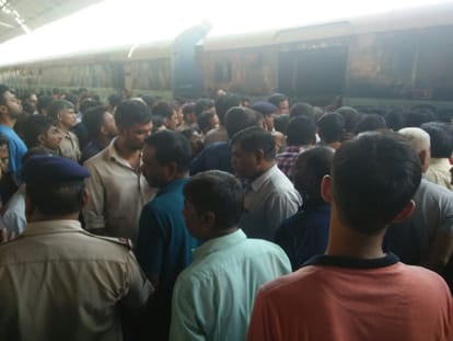 woman died in running train due to lack of treatment in agra