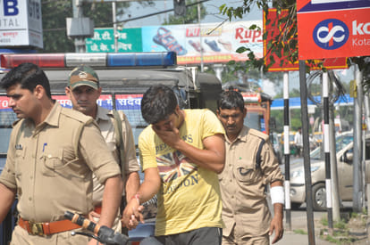 angry doctor attacked on police station