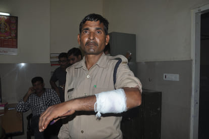 angry doctor attacked on police station