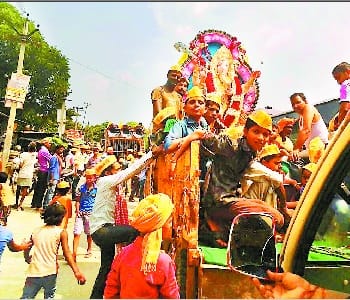 A crowd of budding devotees in the Visarjan Yatra