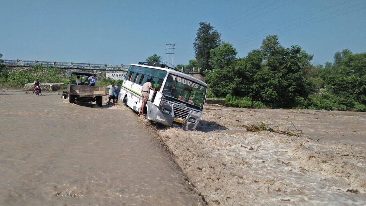 bus flows into river in rishikesh