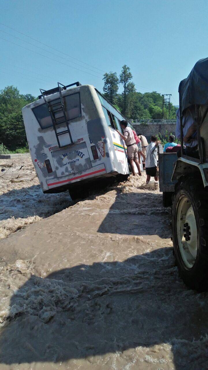 bus flows into river in rishikesh