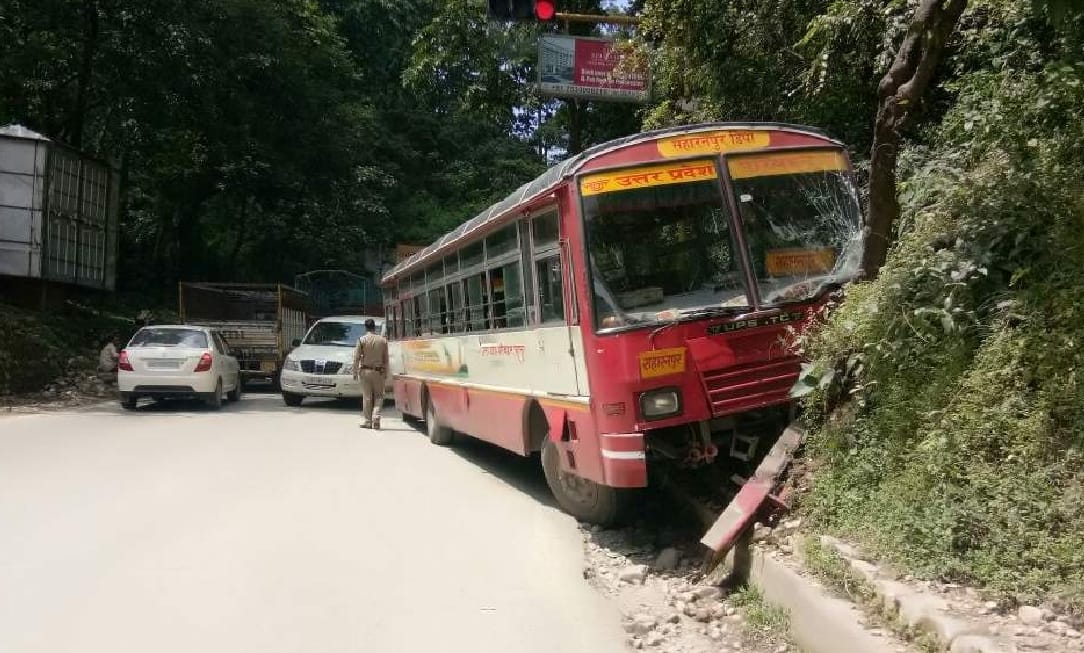 driver saved passengers during bus break fail in dehradun