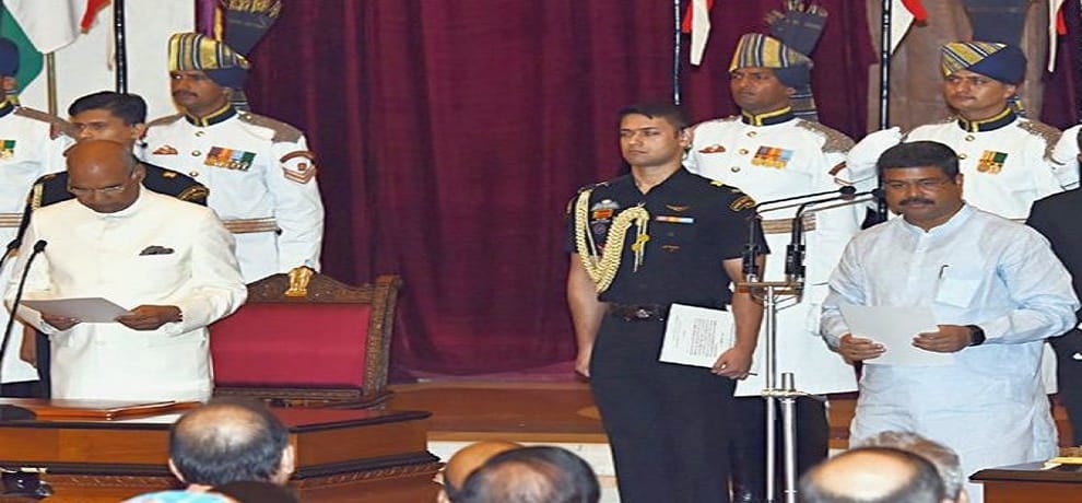 president kovind stops dharmendra pradhan during oath ceremony