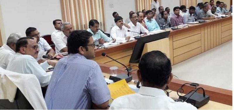 वसूली में शिथिलता पर डीएम ने लगाई फटकार