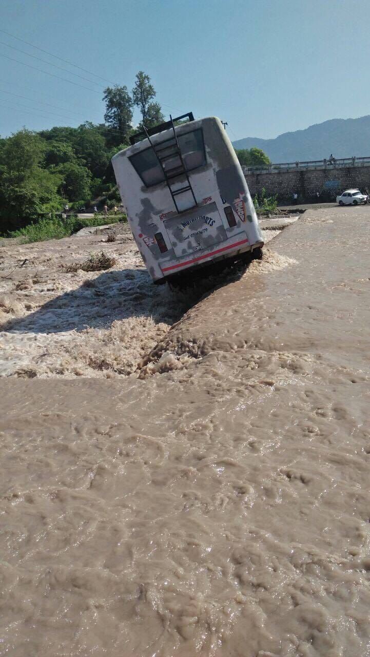 bus flows into river in rishikesh