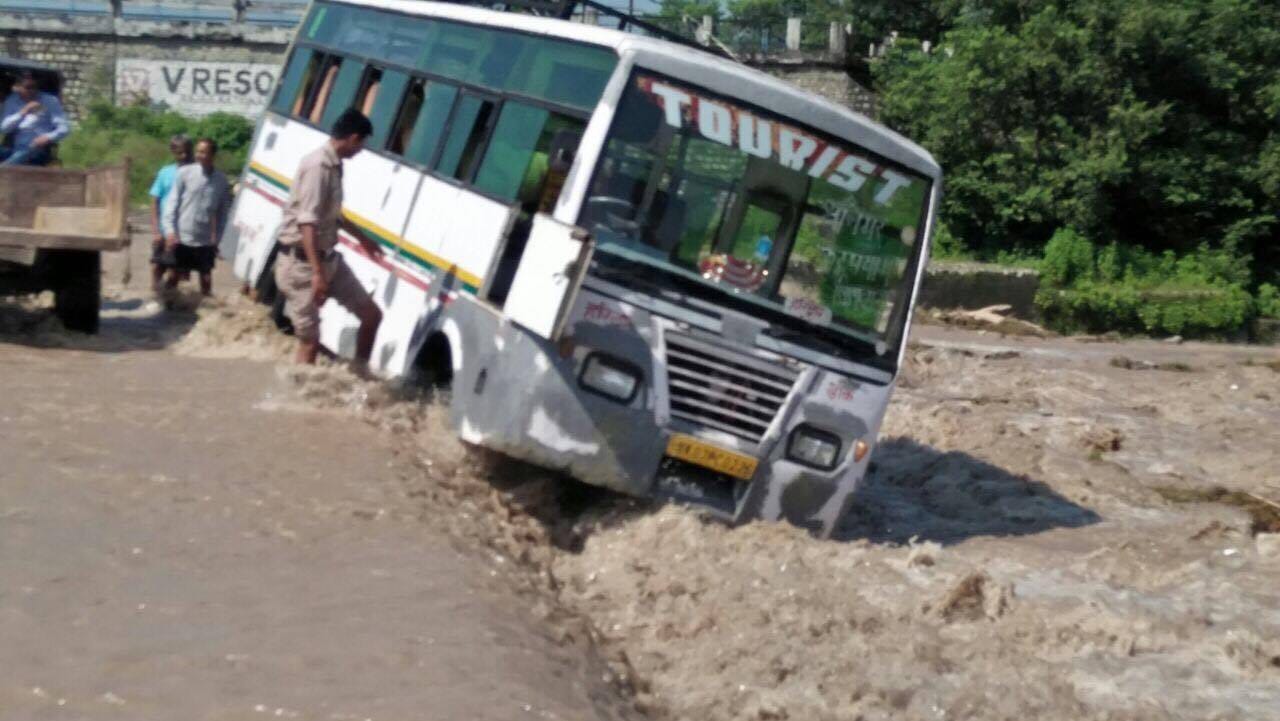 bus flows into river in rishikesh