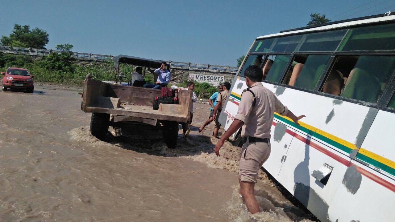 bus flows into river in rishikesh
