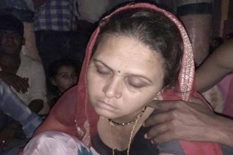 two woman's hair chopping in bhilwara