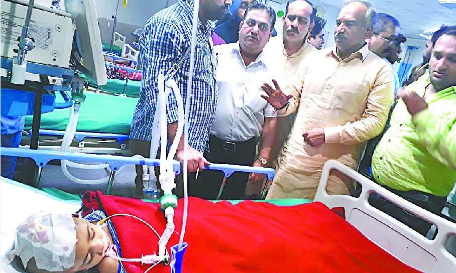 Education Minister visits hospital, injured children