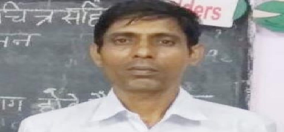 a man is providing eduction to poor chlidrens in faridabad