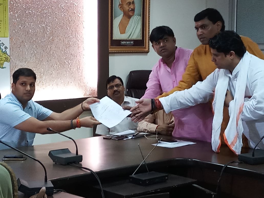 no confidence motion against agra zila panchayat adhyaksh