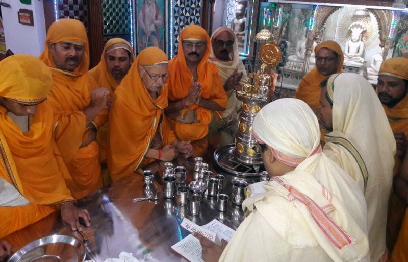पर्यूषण पर्व: भक्ति में डूबे भक्त