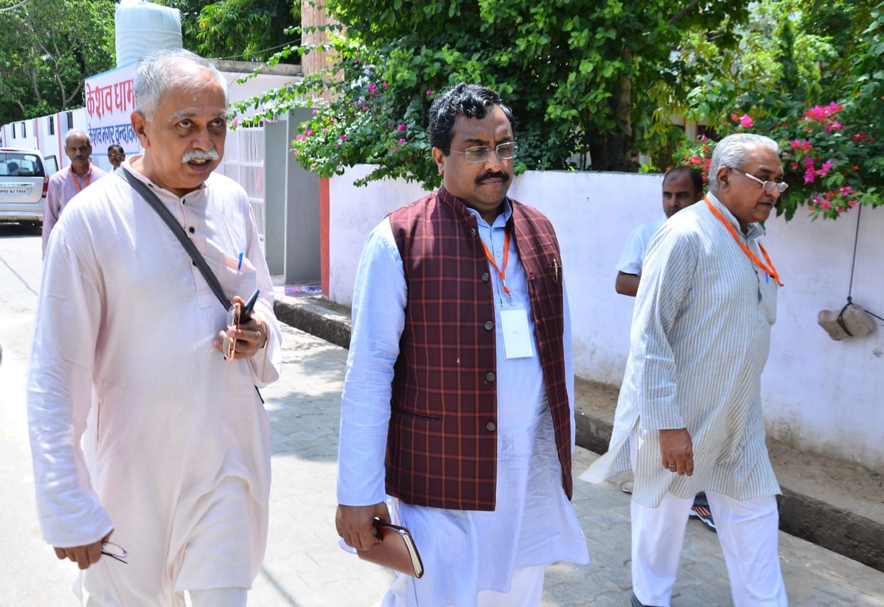 अफसरों की लापरवाही से पिछड़ रहीं सरकारी योजनाएं