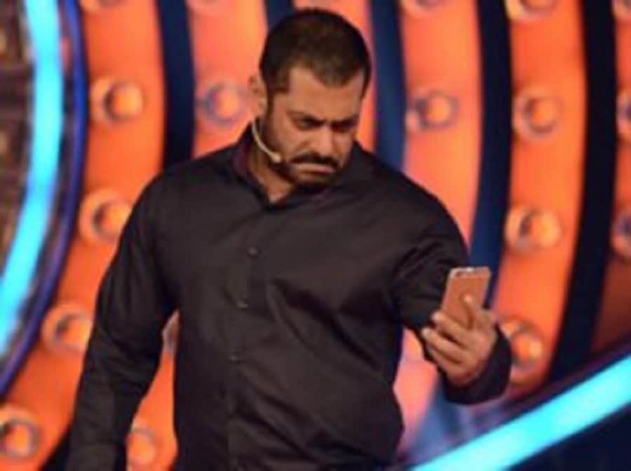 salman khan breaks the mobile phone of one of the fan