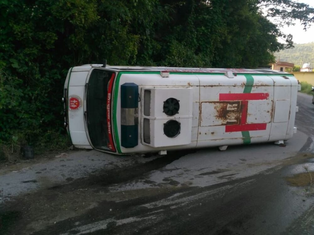 patient and driver injured during 108 ambulance break fail in tehri