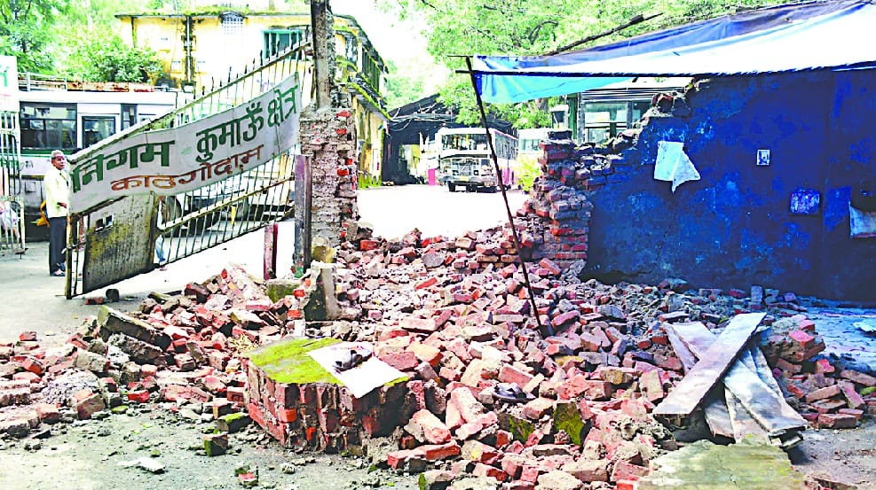 The bus collapsed, the workshop wall