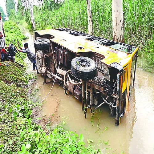 The bus filled with children fell into the ditch, screaming, see pictures