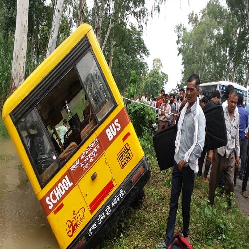 The bus filled with children fell into the ditch, screaming, see pictures