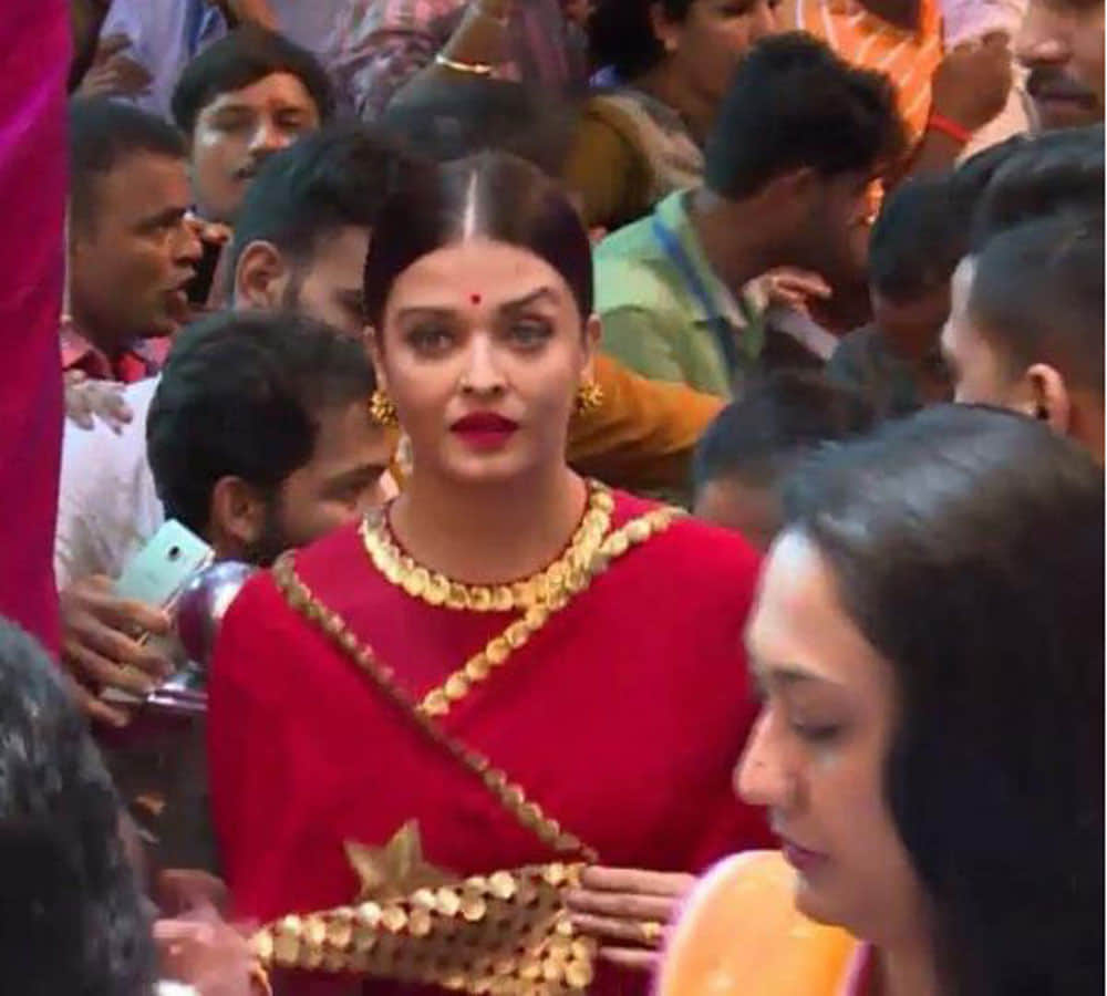 Aishwarya Rai Bachchan looks like a GODDESS as she visits Lalbaugcha Raja ahead of Ganesh chaturthi